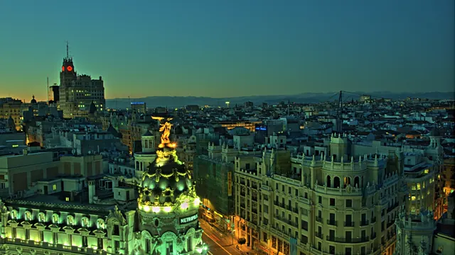 Madrids stadssilhuett med Metropolisbyggnaden